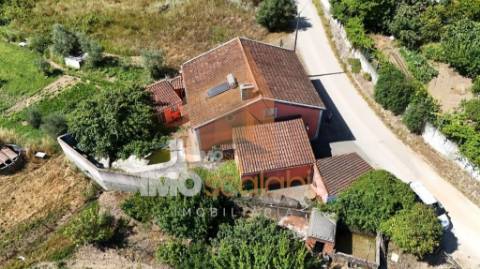 Moradia T4 com terreno rústico em Alforzemel – Almoster, Santarém