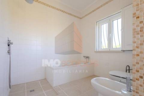 Moradia T4 Térrea Romeira – Santarém | Terreno 1 Hectare