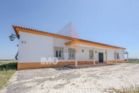 Moradia T4 Térrea Romeira – Santarém | Terreno 1 Hectare