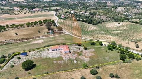 Moradia T4 Térrea Romeira – Santarém | Terreno 1 Hectare