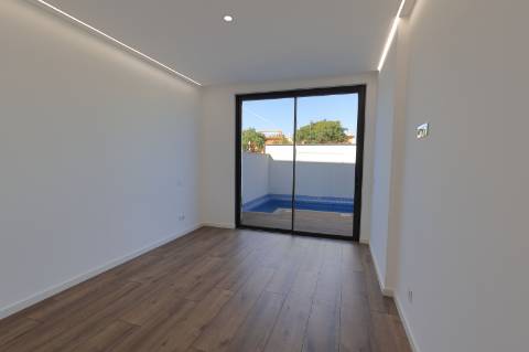 Moradia T3 com Vista Mar, Piscina e Estacionamento em Fuzeta