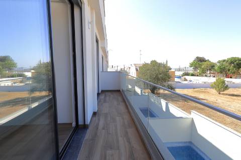 Moradia T3 com Vista Mar, Piscina e Estacionamento em Fuzeta