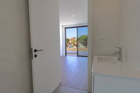 Moradia T3 com Vista Mar, Piscina e Estacionamento em Fuzeta