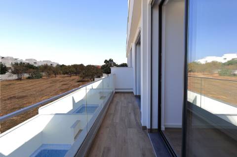 Moradia T3 com Vista Mar, Piscina e Estacionamento em Fuzeta