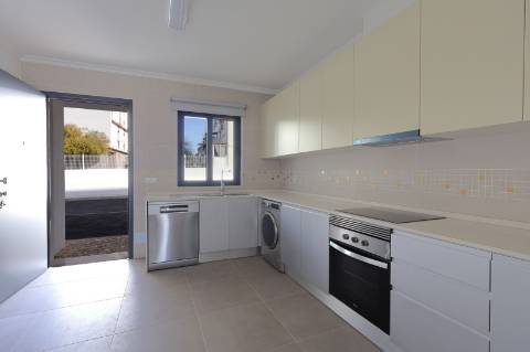 Apartamento T2 novo com estacionamento em Fuzeta