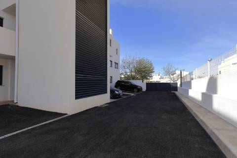 Apartamento T2 novo com estacionamento em Fuzeta