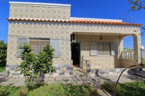 Moradia T3 com Terreno e Vista Mar em Bias do Sul