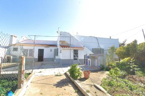 Moradia T3 com Terreno e Vista Mar em Bias do Sul