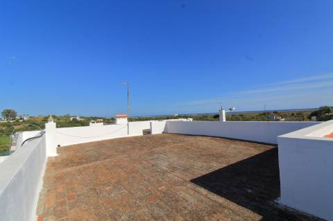 Moradia T3 com Terreno e Vista Mar em Bias do Sul