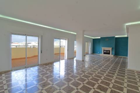 Apartamento T5 Triplex Penthouse com Piscina Privada em Faro