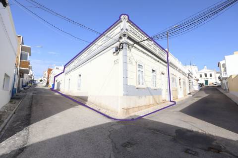 Elegante Moradia Típica T3 com Garagem, Quintal e Terraço em Fuzeta