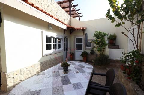 Elegante Moradia Típica T3 com Garagem, Quintal e Terraço em Fuzeta