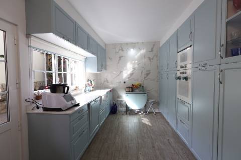 Elegante Moradia Típica T3 com Garagem, Quintal e Terraço em Fuzeta