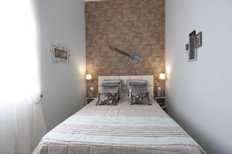 Elegante Moradia Típica T3 com Garagem, Quintal e Terraço em Fuzeta