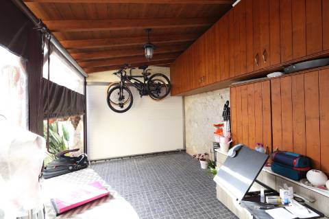 Elegante Moradia Típica T3 com Garagem, Quintal e Terraço em Fuzeta