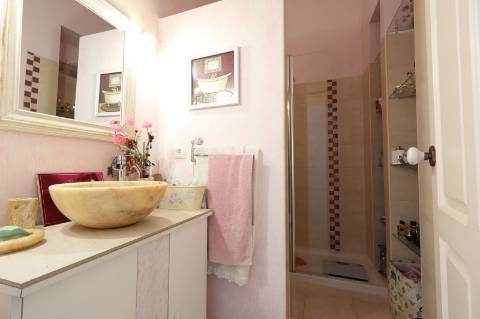 Elegante Moradia Típica T3 com Garagem, Quintal e Terraço em Fuzeta