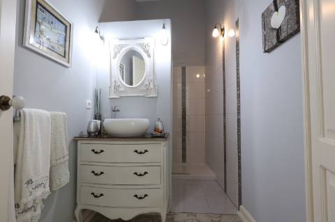 Elegante Moradia Típica T3 com Garagem, Quintal e Terraço em Fuzeta