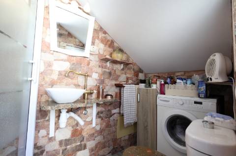 Elegante Moradia Típica T3 com Garagem, Quintal e Terraço em Fuzeta