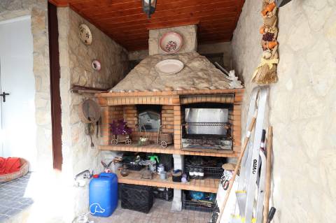 Elegante Moradia Típica T3 com Garagem, Quintal e Terraço em Fuzeta