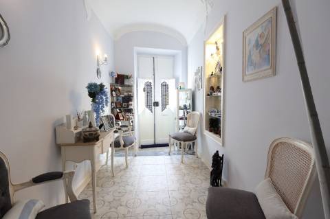 Elegante Moradia Típica T3 com Garagem, Quintal e Terraço em Fuzeta