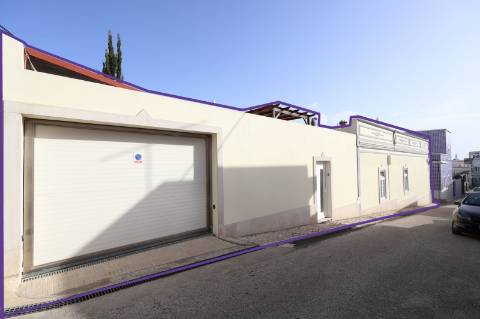 Elegante Moradia Típica T3 com Garagem, Quintal e Terraço em Fuzeta