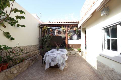 Elegante Moradia Típica T3 com Garagem, Quintal e Terraço em Fuzeta