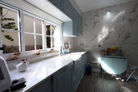 Elegante Moradia Típica T3 com Garagem, Quintal e Terraço em Fuzeta