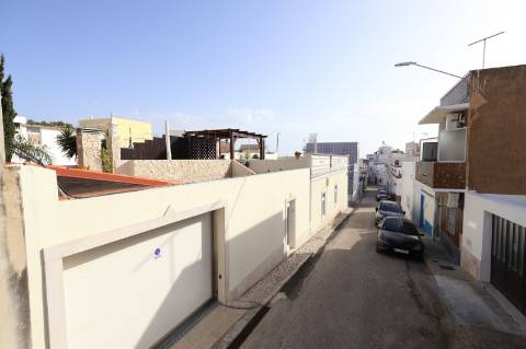 Elegante Moradia Típica T3 com Garagem, Quintal e Terraço em Fuzeta