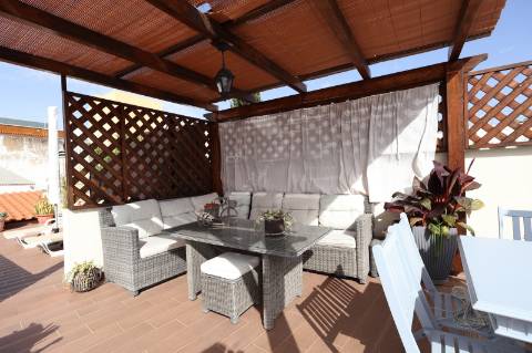 Elegante Moradia Típica T3 com Garagem, Quintal e Terraço em Fuzeta