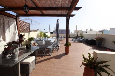 Elegante Moradia Típica T3 com Garagem, Quintal e Terraço em Fuzeta