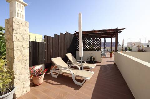 Elegante Moradia Típica T3 com Garagem, Quintal e Terraço em Fuzeta