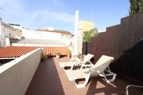 Elegante Moradia Típica T3 com Garagem, Quintal e Terraço em Fuzeta