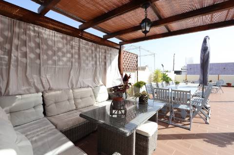 Elegante Moradia Típica T3 com Garagem, Quintal e Terraço em Fuzeta