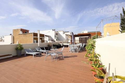 Elegante Moradia Típica T3 com Garagem, Quintal e Terraço em Fuzeta