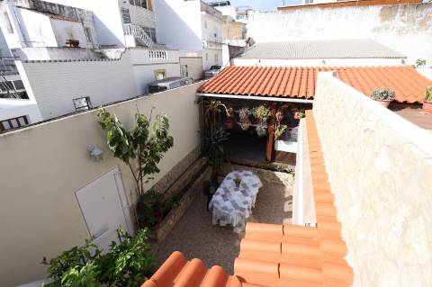 Elegante Moradia Típica T3 com Garagem, Quintal e Terraço em Fuzeta