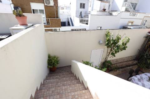 Elegante Moradia Típica T3 com Garagem, Quintal e Terraço em Fuzeta