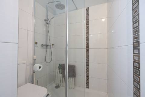 Elegante Moradia Típica T3 com Garagem, Quintal e Terraço em Fuzeta