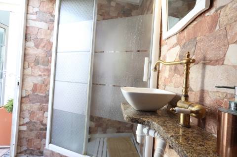 Elegante Moradia Típica T3 com Garagem, Quintal e Terraço em Fuzeta