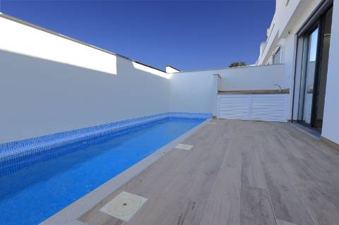 Moradia T3 com Vista Mar, Piscina e Estacionamento em Fuzeta