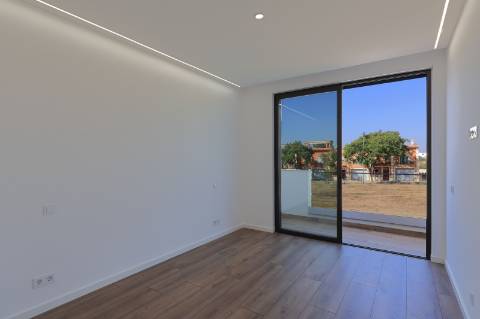 Moradia T3 com Vista Mar, Piscina e Estacionamento em Fuzeta