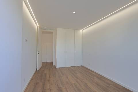 Moradia T3 com Vista Mar, Piscina e Estacionamento em Fuzeta