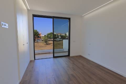 Moradia T3 com Vista Mar, Piscina e Estacionamento em Fuzeta