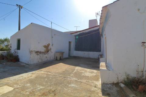 Moradia T1 com Terreno para recuperar em Maragota - Olhão