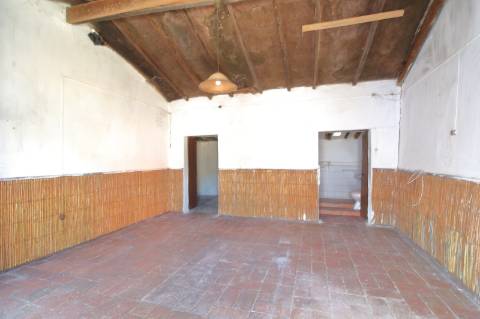 Moradia T1 com Terreno para recuperar em Maragota - Olhão