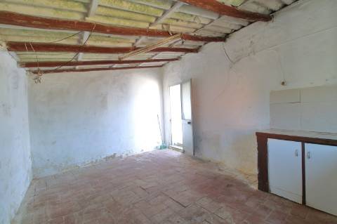 Moradia T1 com Terreno para recuperar em Maragota - Olhão