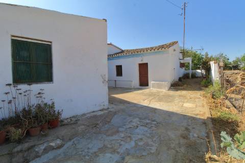 Moradia T1 com Terreno para recuperar em Maragota - Olhão