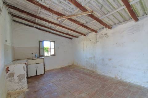 Moradia T1 com Terreno para recuperar em Maragota - Olhão