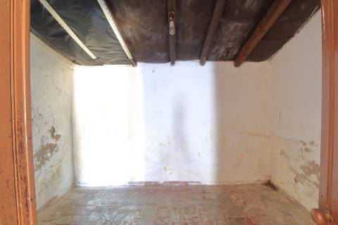 Moradia T1 com Terreno para recuperar em Maragota - Olhão