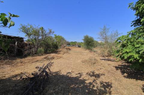 Moradia T1 com Terreno para recuperar em Maragota - Olhão