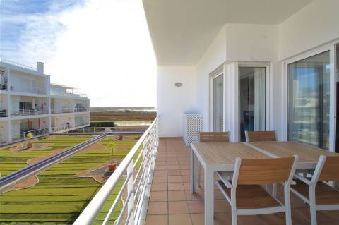 Formidável Apartamento T2 em Condomínio Privado e com Vista Mar em Fuzeta